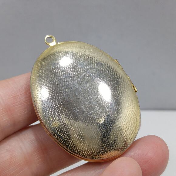 Vintage Lucite Cameo Locket Pendant, Hold Two Photos, 1960s Jewelry - Picture 5 of 10